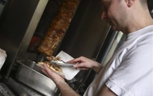 estiasi-soublaki-guros - TA NEA - TA NEA