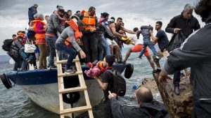 Asylum-seekers-and-migrants-descend-from-a-large-fishing-vessel-used-to-transport-them-from-Turkey-to-the-Greek-island-of-Lesbos.-October-11-2015.-e1573741242133 - TA NEA - TA NEA