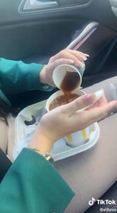 0_McDonalds-fans-milkshake-hack-divides-TikTok-users - TA NEA - TA NEA