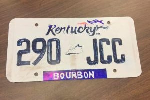 Watch-Kentucky-police-stop-vehicle-with-homemade-license-plate - TA NEA - TA NEA
