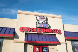 logo-and-sign-on-facade-of-chuck-e-cheeses-childrens-news-photo-1600440786 - TA NEA - TA NEA