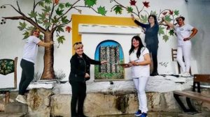Women paint the fountains of Galatista - TA NEA - TA NEA