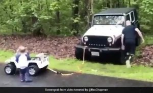 Little Boy 'Helps' Tow His Dad's Car Out Of Ditch1 - TA NEA - TA NEA