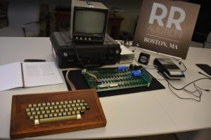 Apple-1-computer-with-Steve-Wozniaks-signature-on-box-up-for-auction - TA NEA - TA NEA