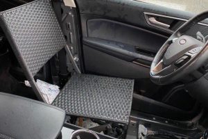 Driver-pulled-over-for-using-folding-lawn-chair-as-car-seat - TA NEA - TA NEA