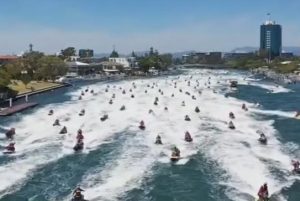 More-than-150-Santas-ride-jet-skis-for-Guinness-record - TA NEA - TA NEA