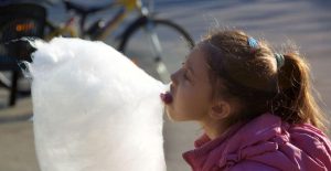Cotton_candy_girl-credit-alex-yosifov-cc-by-sa-2 - TA NEA - TA NEA