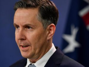 Health minister says a third wave of Omicron infections is on the way - TA NEA - TA NEA