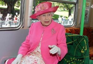 2 Photographer recalls capturing iconic Queen moment - TA NEA - TA NEA