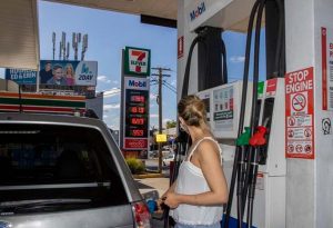 Motorists told to fill up while they can with petrol prices to soar today - TA NEA - TA NEA