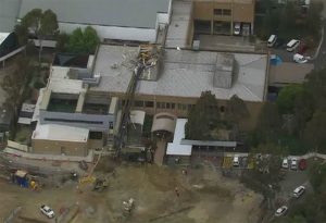 3. WorkSafe investigating after piling rig collapses onto roof of Melbourne hospital - TA NEA - TA NEA