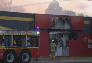 Huge fire at homemaker centre in Melbourne - TA NEA - TA NEA