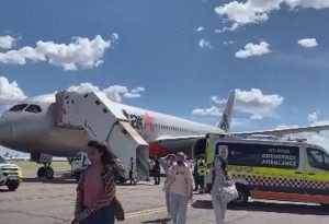 Jetstar apologises after passengers stranded on plane for seven hours - TA NEA - TA NEA