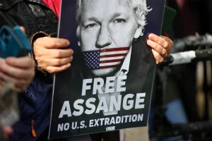 free-julian-assange - TA NEA - TA NEA