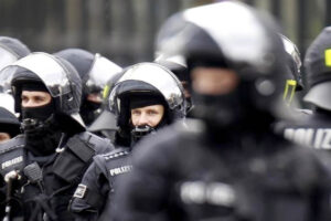 GERMAN POLICE RAID HOMES - TA NEA - TA NEA GERMAN POLICE