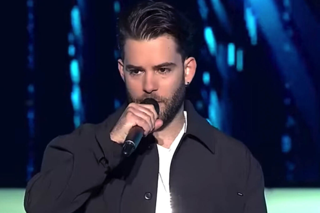 Apostolis Kasparpidis wins over all four coaches on The Voice of Greece